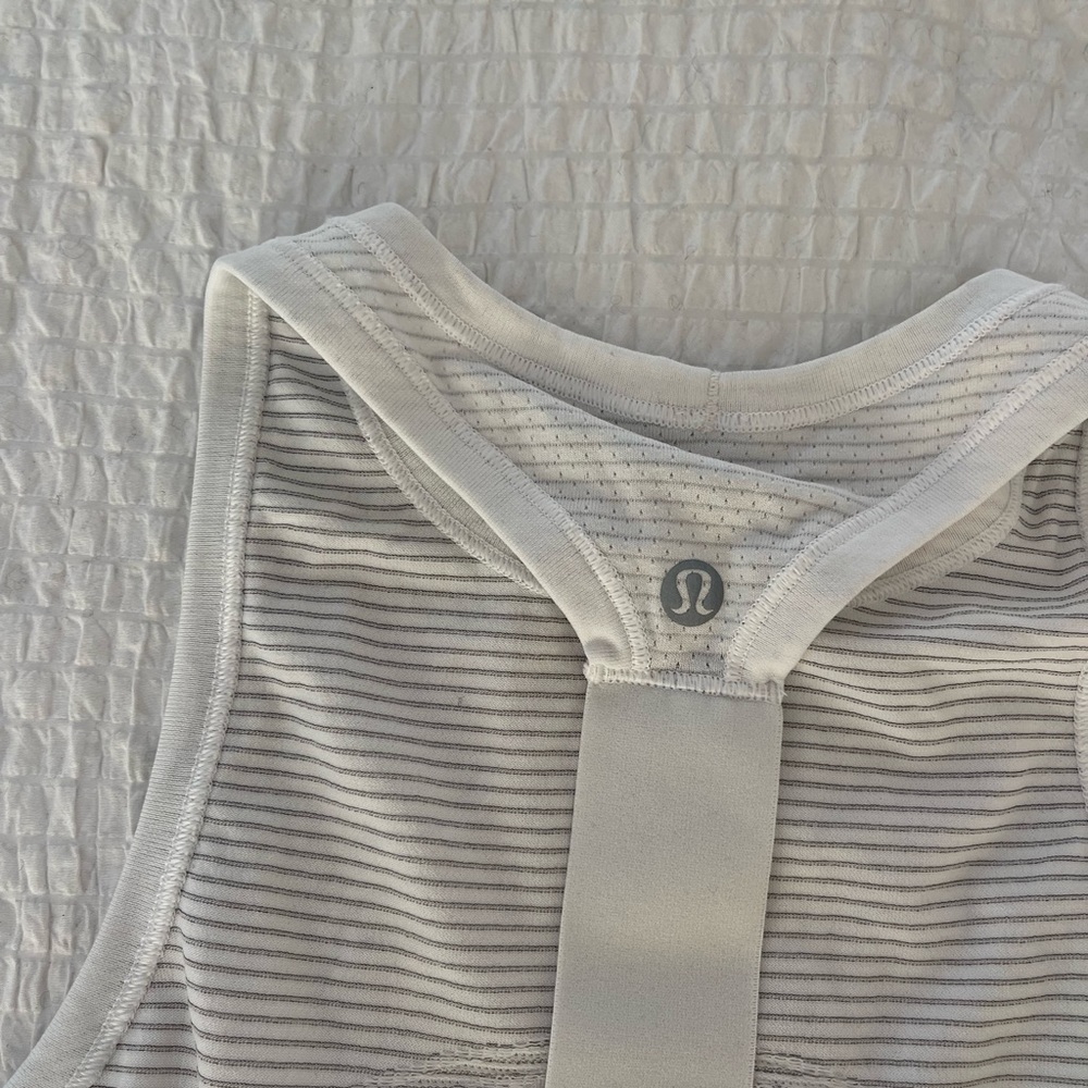 LULULEMON: WORKOUT TOP - Picture 4 of 4